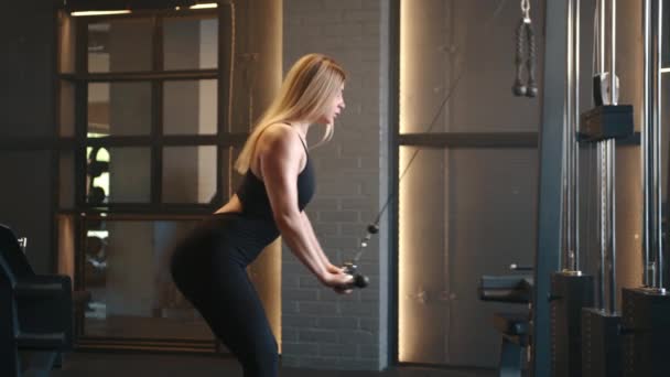 Ein Junges Athletisches Mädchen Macht Der Turnhalle Übungen Mit Gewichten — Stockvideo