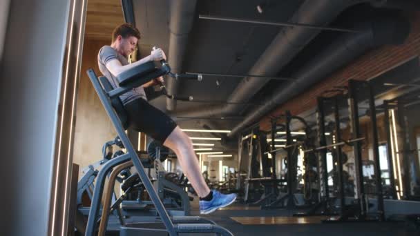 Profilbild Ung Man Som Gör Vertikal Knähöjning Fullt Utrustat Gym — Stockvideo