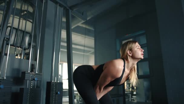 Симпатичная Блондинка Выполняет Кабель Тянуть Через Упражнения Кабельной Машине Тренажерном — стоковое видео