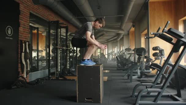 Jovem Atleta Bonito Executa Treinamento Salto Ginásio Treino Pliometria Desportista — Vídeo de Stock