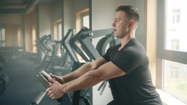 Trainingsprozess Auf Plattenbeladenen Sitzenden Rudergeräten Durch Sportler Mittleren Alters Rückenmuskeltraining — Stockvideo