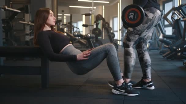 Fit Kvinde Giver Vægtstang Til Anden Atletisk Kvinde Til Gøre – Stock-video