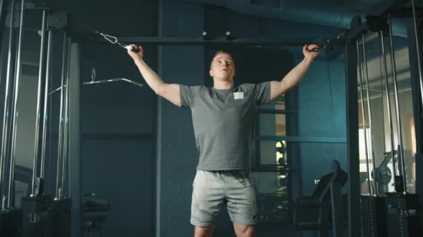 Fiatal Férfi Izmos Testtel Aki Bicepsszel Görbül Kábeles Kereszteződésben Sportember — Stock videók