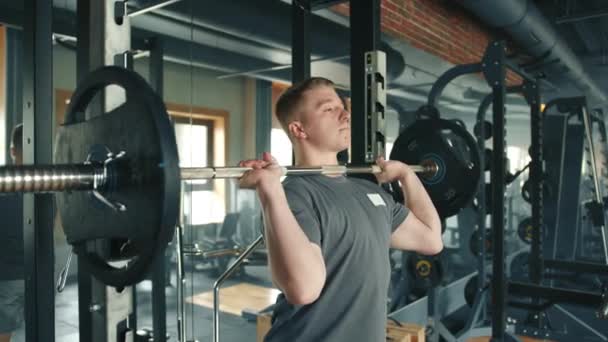 Strong Fit Man Effectue Presse Haltère Épaule Dans Salle Gym — Video