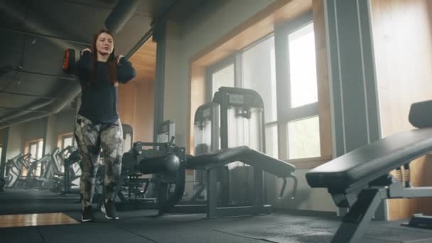 Genç Formda Bir Kadın Omuzlarında Dambılla Tek Ayak Üstünde Çömeliyor — Stok video