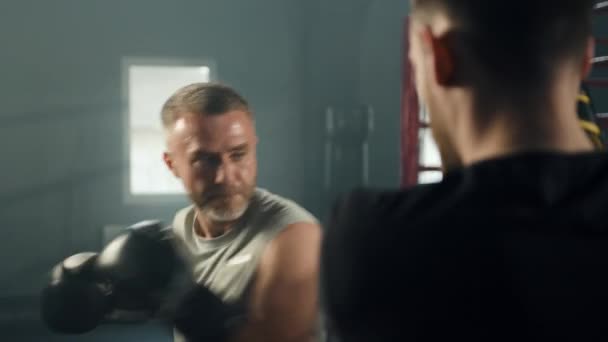 Über Die Schulter Schuss Eines Boxers Mittleren Alters Boxhandschuhen Der — Stockvideo