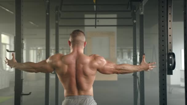 Mittlere Rückenansicht Des Bodybuilders Der Seinen Muskulösen Rücken Bizeps Und — Stockvideo