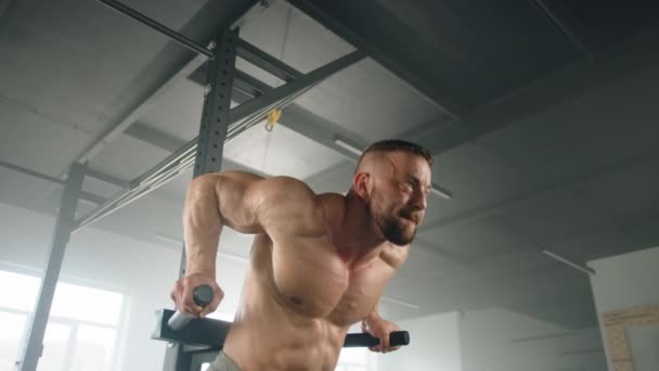 一名中年男子在体育馆的拉拉杆上举身表决 男人有赤身裸体的汗流浃背 面部肌肉紧张 人可以锻炼肌肉质量 高质量的4K镜头 — 图库视频影像