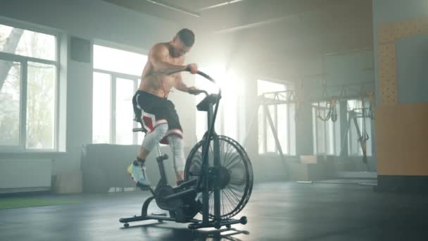 Fit Αθλητής Γυμνό Ιδρωμένο Πεντάλ Κορμού Γρήγορα Ποδήλατο Αέρα Στη — Αρχείο Βίντεο