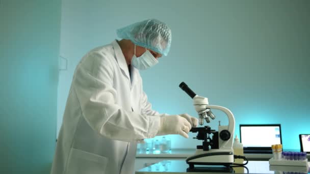Científico Masculino Mediana Edad Inserta Diapositiva Vidrio Microscopio Agrega Solución — Vídeo de stock