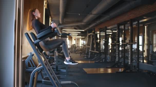 Ekipmanlı Spor Salonunda Basın Için Diz Yükseltme Yapan Atletik Genç — Stok video