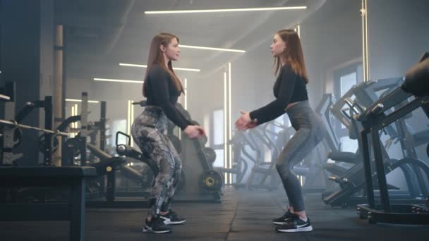 Profil Drugi Młode Brązowłose Kobiety Przysiadające Sali Gimnastycznej Kobiety Stoją — Wideo stockowe