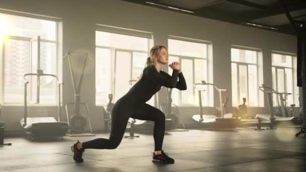 혼자서 체육관에서 운동하고 있습니다 여성은 다리를 립니다 말이죠 팔꿈치를 구부린다 — 비디오