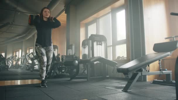 Tiro Completo Mujer Forma Realizando Sentadillas Con Mancuerna Gimnasio Totalmente — Vídeo de stock