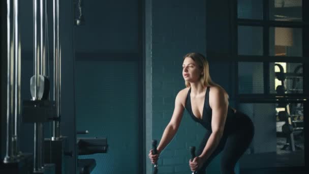 Atletisk Ung Blondine Udfører Kabel Bøjet Række Kabel Maskine Kvinde – Stock-video