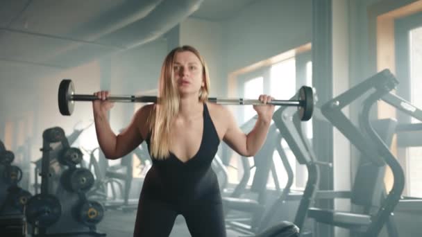 Αρκετά Αθλητική Ξανθιά Εκτελεί Ασκήσεις Barbell Πλήρως Εξοπλισμένο Γυμναστήριο Γυναίκα — Αρχείο Βίντεο