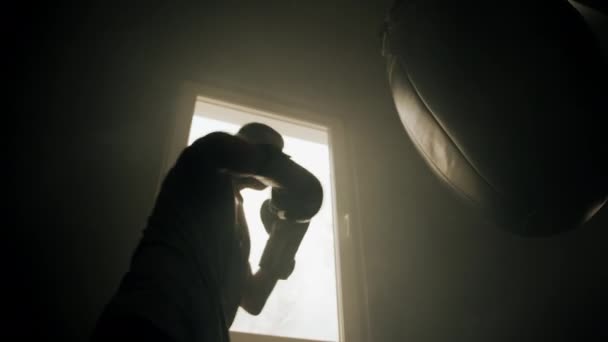 Темний Силует Чоловічого Боксерського Мішка Спортзалі Біля Вікна Спортсмен Носить — стокове відео