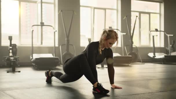 Atletik Sarışın Kadın Iyi Donanımlı Spor Salonunda Bacak Egzersizleri Yapıyor — Stok video
