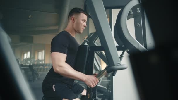 Ein Athletischer Mann Mittleren Alters Trainiert Fitnessstudio Auf Einem Brustpressgerät — Stockvideo
