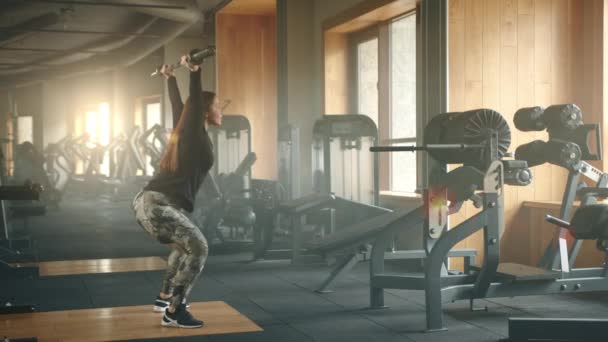 Perfil Tiro Mujer Forma Joven Realizando Sentadillas Con Barra Olímpica — Vídeo de stock