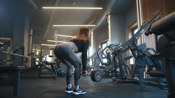 Pohled Zezadu Atletickou Mladou Ženu Lepkavými Hýždě Provádějící Zdvih Činkou — Stock video