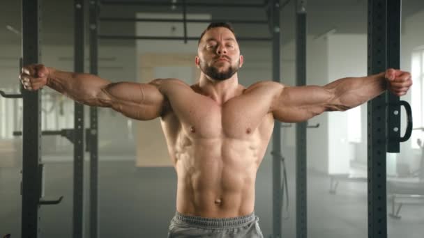 Mittlere Aufnahme Eines Gut Aussehenden Gewichthebers Mittleren Alters Mit Nacktem — Stockvideo