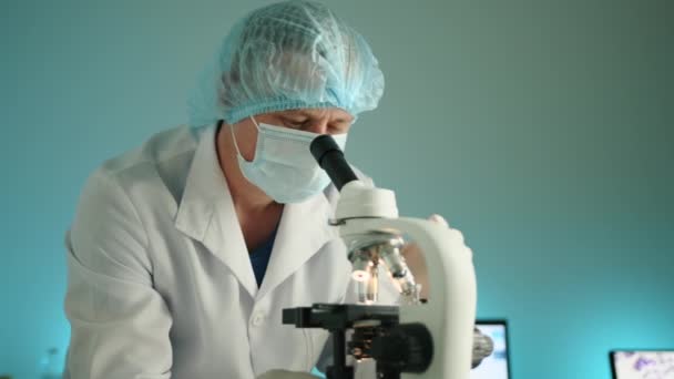 Tiro Médio Médico Meia Idade Olhando Microscópio Laboratório Homem Realiza — Vídeo de Stock