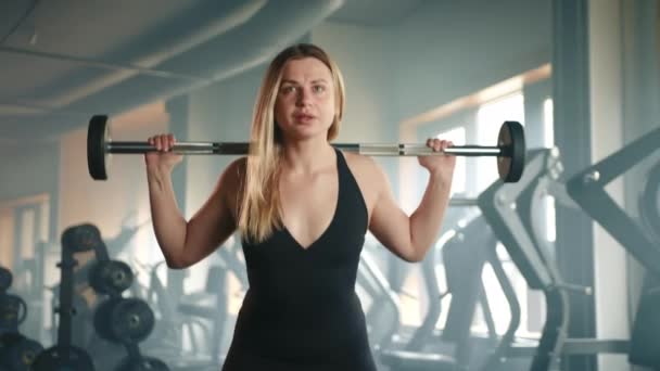 Середній Знімок Спортивної Блондинки Робить Вправи Барбелом Сучасному Тренажерному Залі — стокове відео