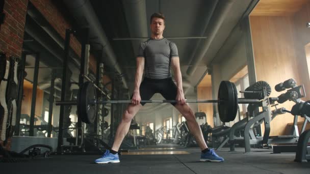 Full Bild Ung Atletisk Man Utför Deadlift Med Skivstång Gym — Stockvideo