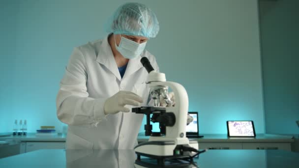 Középkorú Férfi Laboratóriumi Tudós Végez Kutatást Mikroszkóppal Ember Üvegcsúszdát Tart — Stock videók