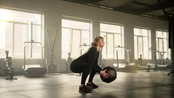 Sporcu Bir Kadın Spor Salonunda Yerde Tıbbi Topla Egzersiz Yapıyor — Stok video