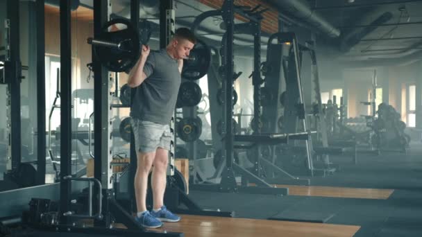 Process Att Utföra Skivstång Knäböj Passform Idrottsman Välutrustat Gym Man — Stockvideo