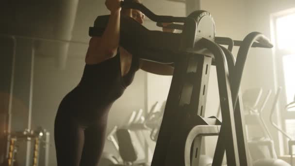 Junge Fitte Frau Beim Kniebeugen Auf Einem Multifunktionalen Trainingsgerät Fitnessstudio — Stockvideo