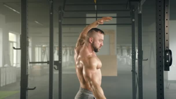 Sportler Mittleren Alters Mit Nacktem Oberkörper Der Seinen Muskulösen Rücken — Stockvideo