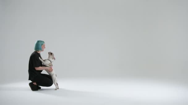Fransk Bulldogg Nöjd Och Kramar Med Ung Kvinnlig Herre Kvinnan — Stockvideo