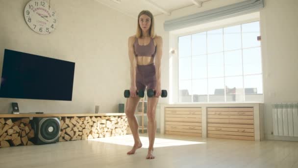 Genç Formda Sarışın Evde Halterlerle Egzersiz Yapıyor Aptal Asansör Kadın — Stok video