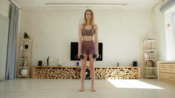 Formda Seksi Bir Kadının Evde Dar Giysiler Içinde Dambıl Kaldırışı — Stok video