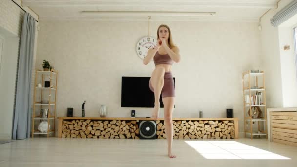 Athletic Blonde Effectue Des Fentes Latérales Avec Jambe Levage Poitrine — Video