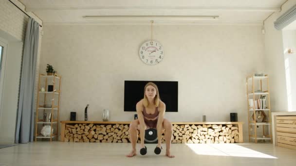 Fit Junge Frau Barfuß Bei Übungen Mit Kurzhanteln Hautenger Kleidung — Stockvideo