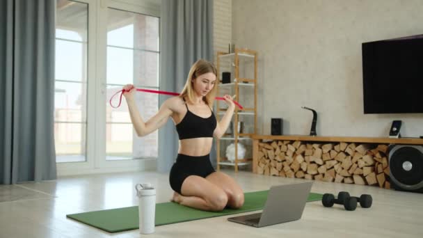 Trening Fitness Online Młoda Blondynka Cute Trener Siedzi Macie Ćwiczenia — Wideo stockowe