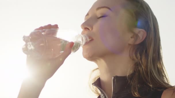 Szexi Szőke Napsugarakkal Megvilágított Szabadban Lévő Üvegből Ivóvíz Fiatal Vonzó — Stock videók