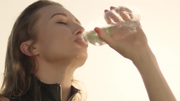 Zbliżenie Seksownej Blondynki Promieniach Słonecznych Pijącej Wodę Butelki Treningu Świeżym — Wideo stockowe