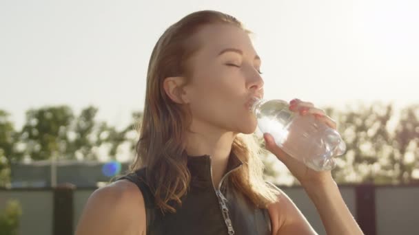 Średni Strzał Młodej Seksownej Blondynki Pijącej Wodę Butelki Treningu Świeżym — Wideo stockowe