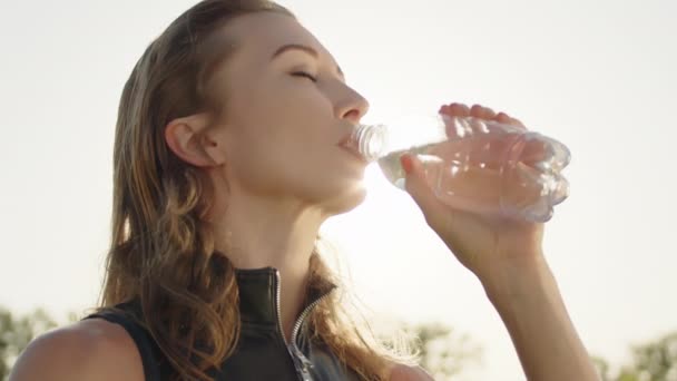Verleidelijk Blond Drinkt Water Uit Fles Het Sporten Buiten Sexy — Stockvideo