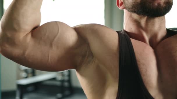 Atleta Muscular Bombea Bíceps Mashine Crossover Mirando Cámara Cámara Lenta — Vídeos de Stock