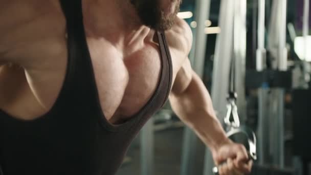 Professionell Bodybuilder Träning Bröstmusklerna Med Hjälp Cross Maskin Slow Motion — Stockvideo