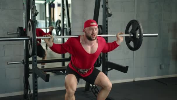 Profesyonel Vücut Geliştirici Spor Salonunda Halterle Çömeliyor Kırmızı Kıyafetler Giyiyor — Stok video