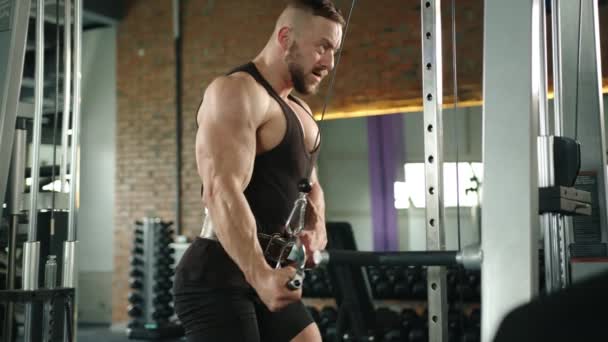 Muskelidrottare Tränar Triceps Gymmet Med Hjälp Kabelstation Slow Motion Högkvalitativ — Stockvideo
