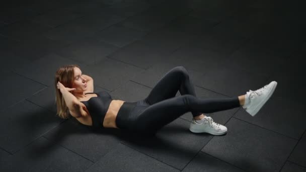 Athletische Junge Frau Schwarzer Sportbekleidung Die Bauchmuskeln Auf Schwarzem Boden — Stockvideo