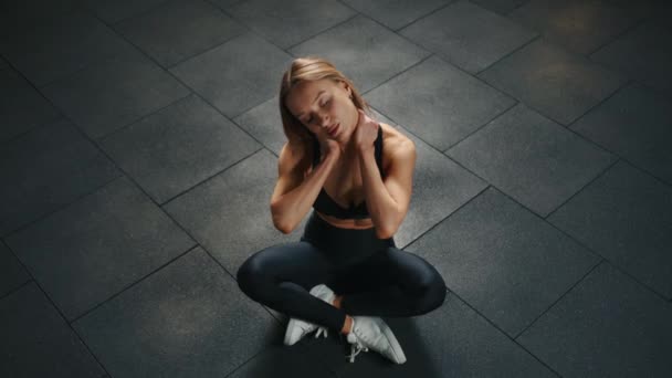 Atletisk Ung Kvinna Svarta Sportkläder Gör Stretching Aerob Träning Gym — Stockvideo